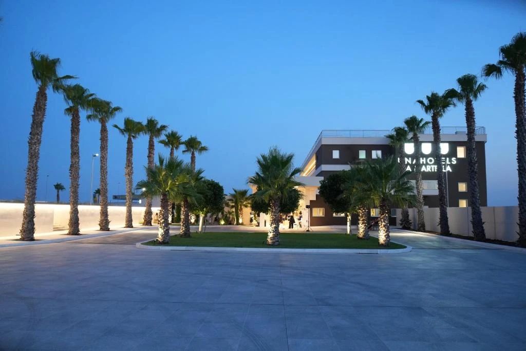 UNAHOTELS La Martella Matera, esterno con palme